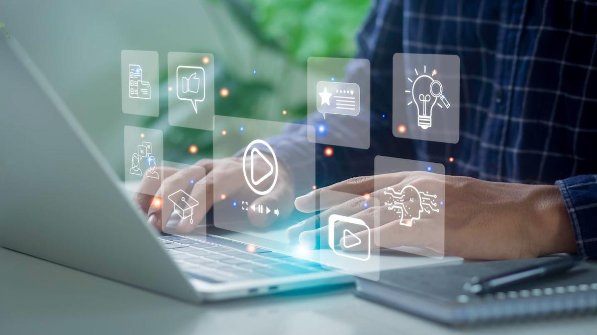 صناعة المحتوى الرقمي الإبداعي: كيف يساهم الشباب السعودي في إثراء المنصات العالمية؟
